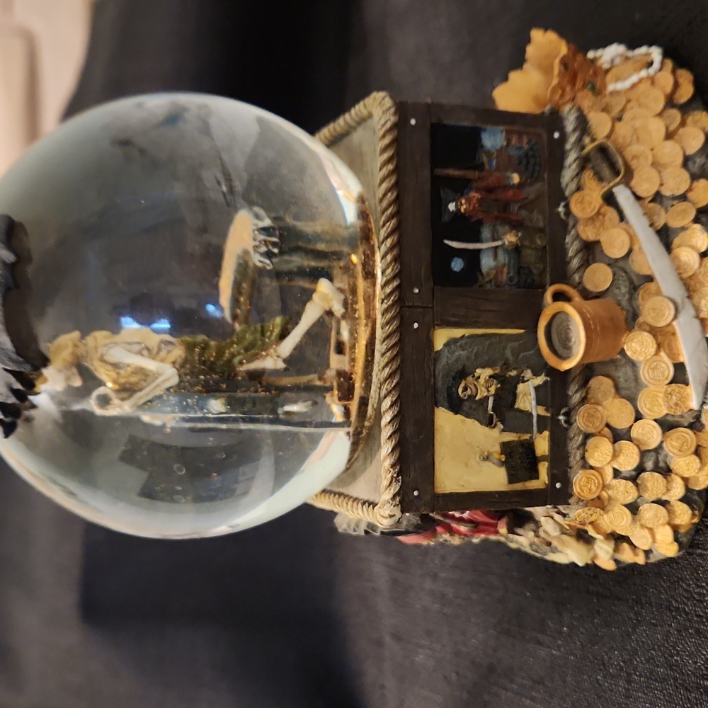 WALT DISNEY PIRATES ☠️ OF THE  CARIBBEAN SNOW GLOBE. SKELETON SHIP WHEEL GLITTER - Picture 6 of 10